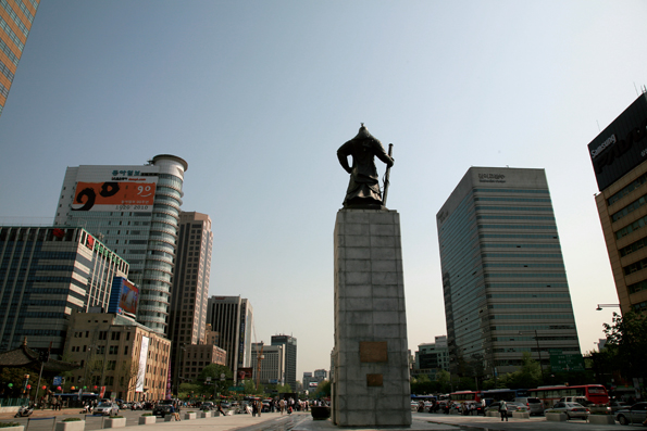 서울 한복판을 내려다보고 있는 이순신장군 동상. 양 옆 빌딩들이 도열한 병사를 연상시킨다. ⓒ맹양재