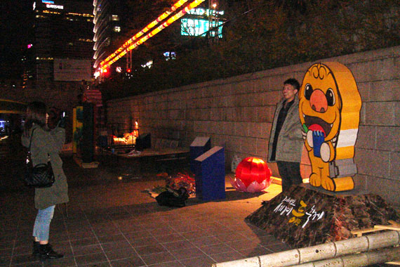 ‘2010세계등축제’서울시 마스코트 해치옆에서 기념사진을 찍고 있는 사람들. ⓒ김민자