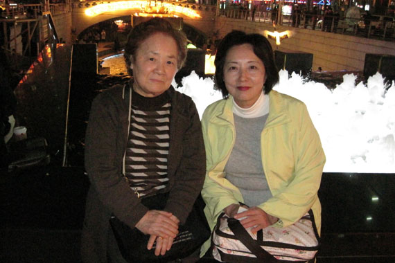 “2010서울세계등축제”가 열리는 청계천에서 이호다미야코(오른쪽)씨와 어머니. ⓒ김민자