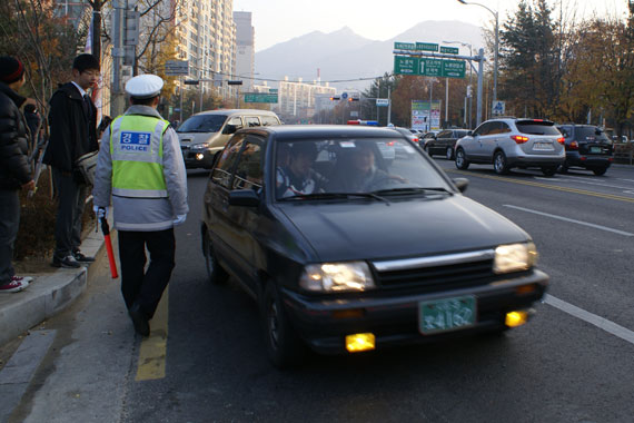 수능시험장 안전을 위해 교통경찰이 지키고 있다. ⓒ김민자
