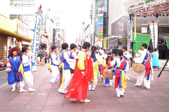 21일(일) 노원문화의 거리서 열린 2010젊은국악축제 청마오름 ‘개막 길놀이’. ⓒ김민자