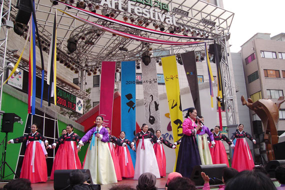 2010서울젊은국악축제 ‘청마오름’ 노원문화의 거리 개막식 축하 공연. ⓒ김민자
