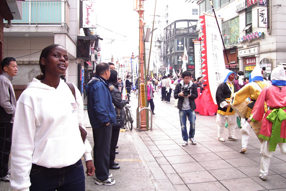 21일(일) 열린 2010서울젊은국악축제 ‘청마오름’ 노원문화의 거리 ‘개막 길놀이’를 구경하고 있는 외국인. ⓒ김민자