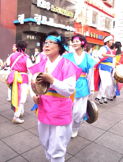 21일(일) 노원문화의 거리서 열린 2010젊은국악축제 청마오름 ‘개막 길놀이’에서 꽹과리를 치고 있는 사람. ⓒ김민자