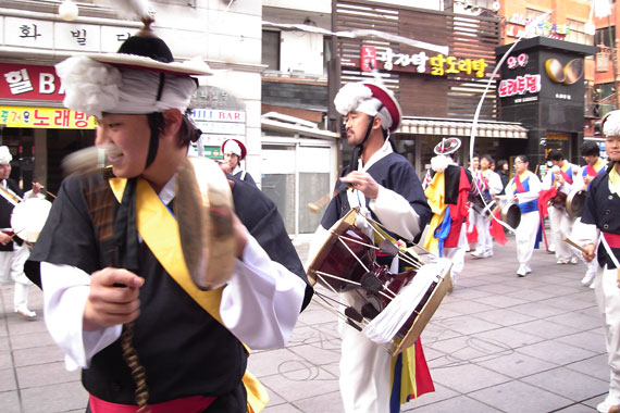 21일(일) 노원문화의 거리서 열린 2010젊은국악축제 청마오름 ‘개막 길놀이’. ⓒ김민자