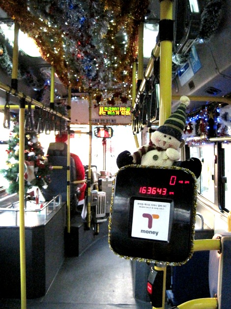 크리스마스 장식으로 꾸며진 140번 서울시내버스.