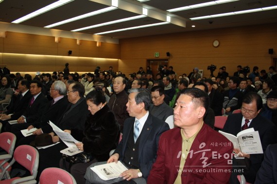 공청회 발표를 듣고 있는 많은 서울 시민