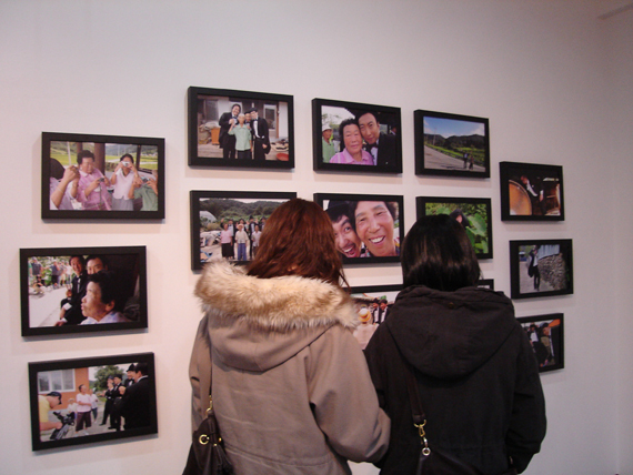 서울애니메이션센터에서 열리는 무한도전 사진전을 관람하는 사람들.