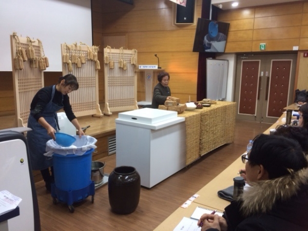 전통 장 담그기 교육 모습. 이미지=서울시.